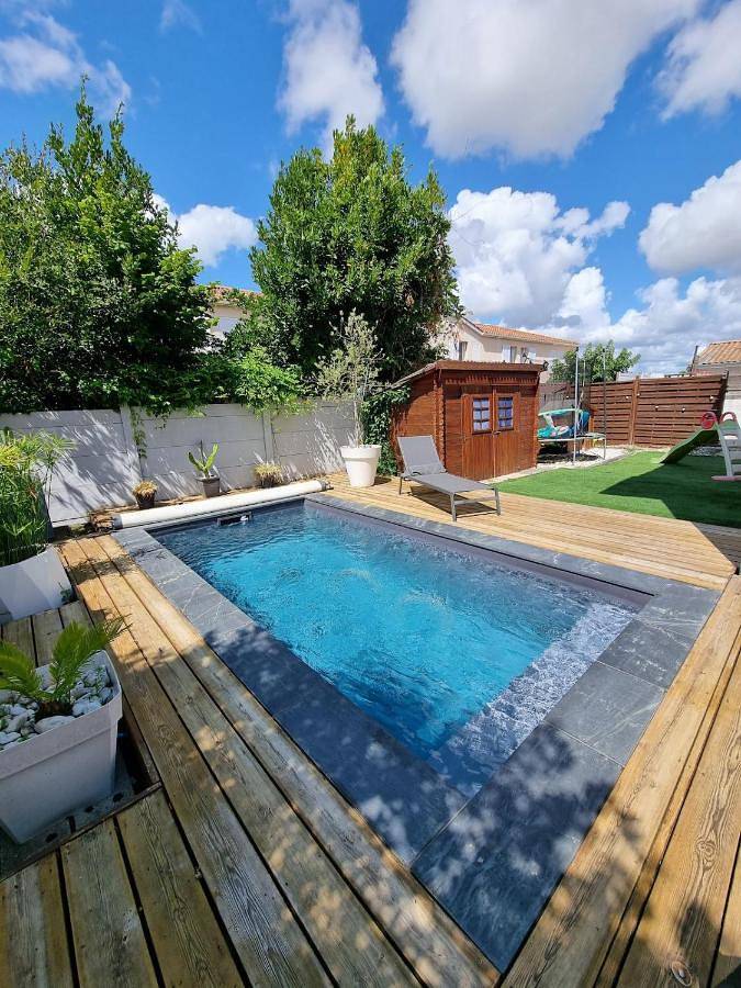 Gîte pour 4 personnes, avec jardin ainsi que piscine et terrasse à Ludon-Médoc