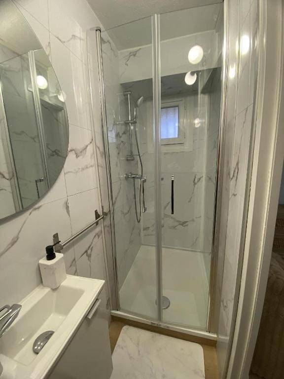 Appartement entier, Studio with Patio in Thorigny-sur-Marne, Seine-et-Marne
