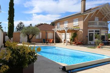 Chambre d’hôte pour 6 personnes, avec vue ainsi que jardin et piscine dans Pizay