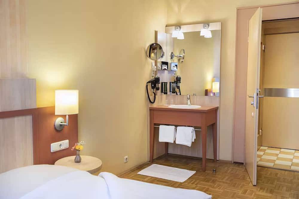Historic Bonn Awaits | Double Room | Pets Allowed | Beethoven Hall - 0.6  mile in Bonn, Rheinland