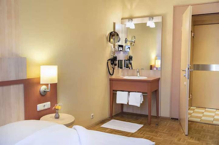 Historic Bonn Awaits | Double Room | Pets Allowed | Beethoven Hall - 0.6  mile in Bonn, Rheinland