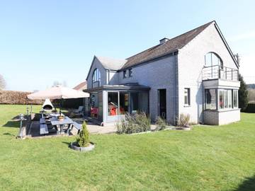 Location de vacances pour 14 personnes, avec sauna ainsi que jacuzzi et jardin à Houffalize