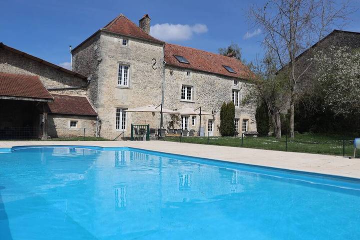 Location de vacances pour 14 personnes, avec Terrasse et Jardin dans Beneuvre