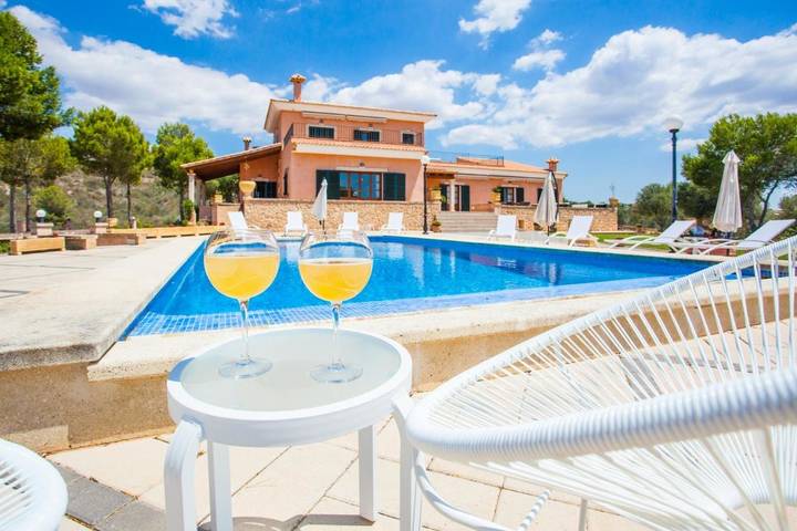 Villa für 10 Personen, mit Balkon und Whirlpool sowie Terrasse und Garten in Palma
