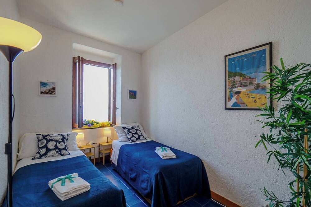Entire apartment, La Lampara Sea View Terrace Apartment with Ac in Manarola, Riomaggiore Municipality