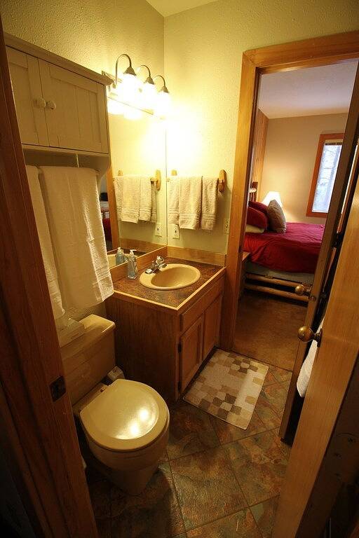 Charmante Hütte in der Nähe von Fort Rock Park und Sharc! Whirlpool! 8 Sharc Pässe inklusive! in Sunriver, Deschutes County