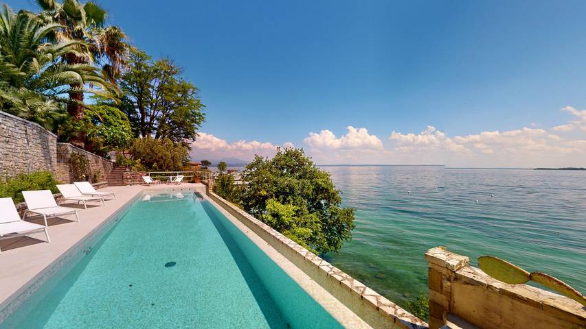 Villa für 8 Personen, mit Pool und Seeblick sowie Sauna und Garten, mit Haustier