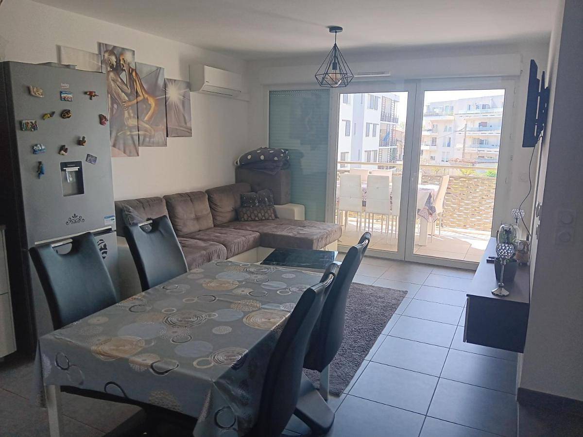 Appartement entier, Two-Bedroom Apartment in Miramas, Côte méditerranéenne (France)