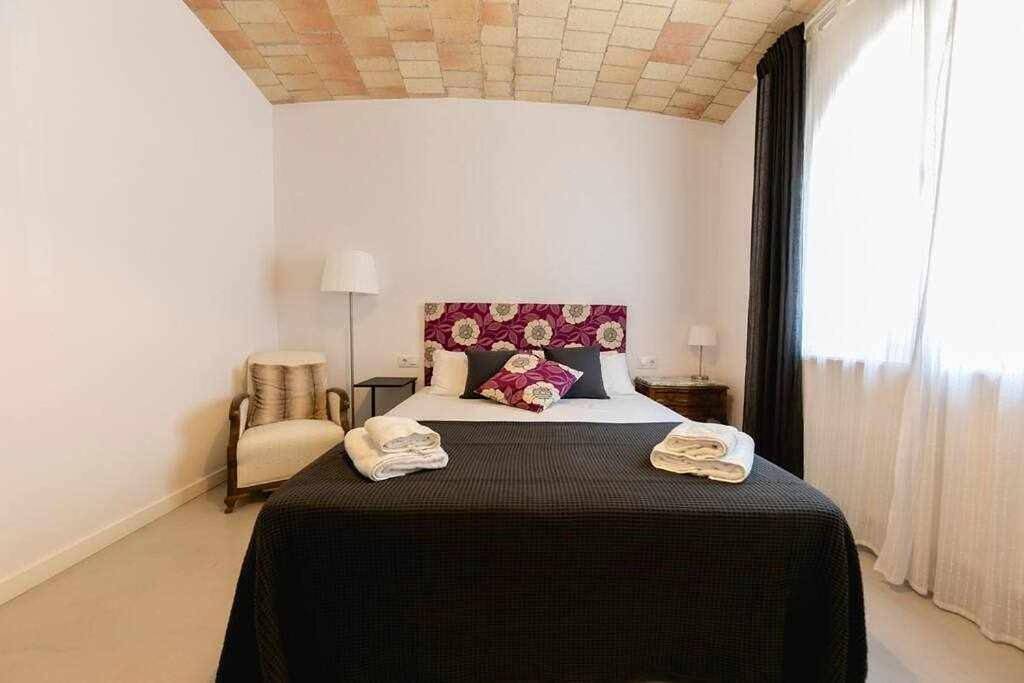 Newly renovated room w Pool & Bikeparking in Gerona, Gironés