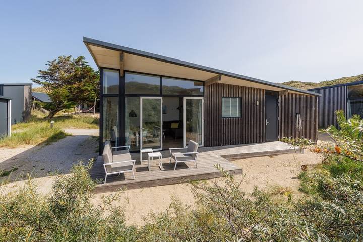 Strandhuisje voor 4 personen, with Balkon/Terras and Terras as well as Tuin in 