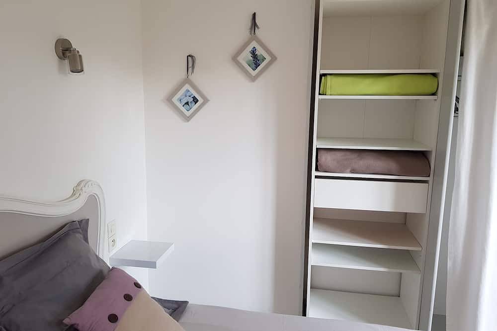 Entire apartment, Appartement Indépendant Avec sa Terrasse, Entre mer et Montagne in Vence, Cannes region