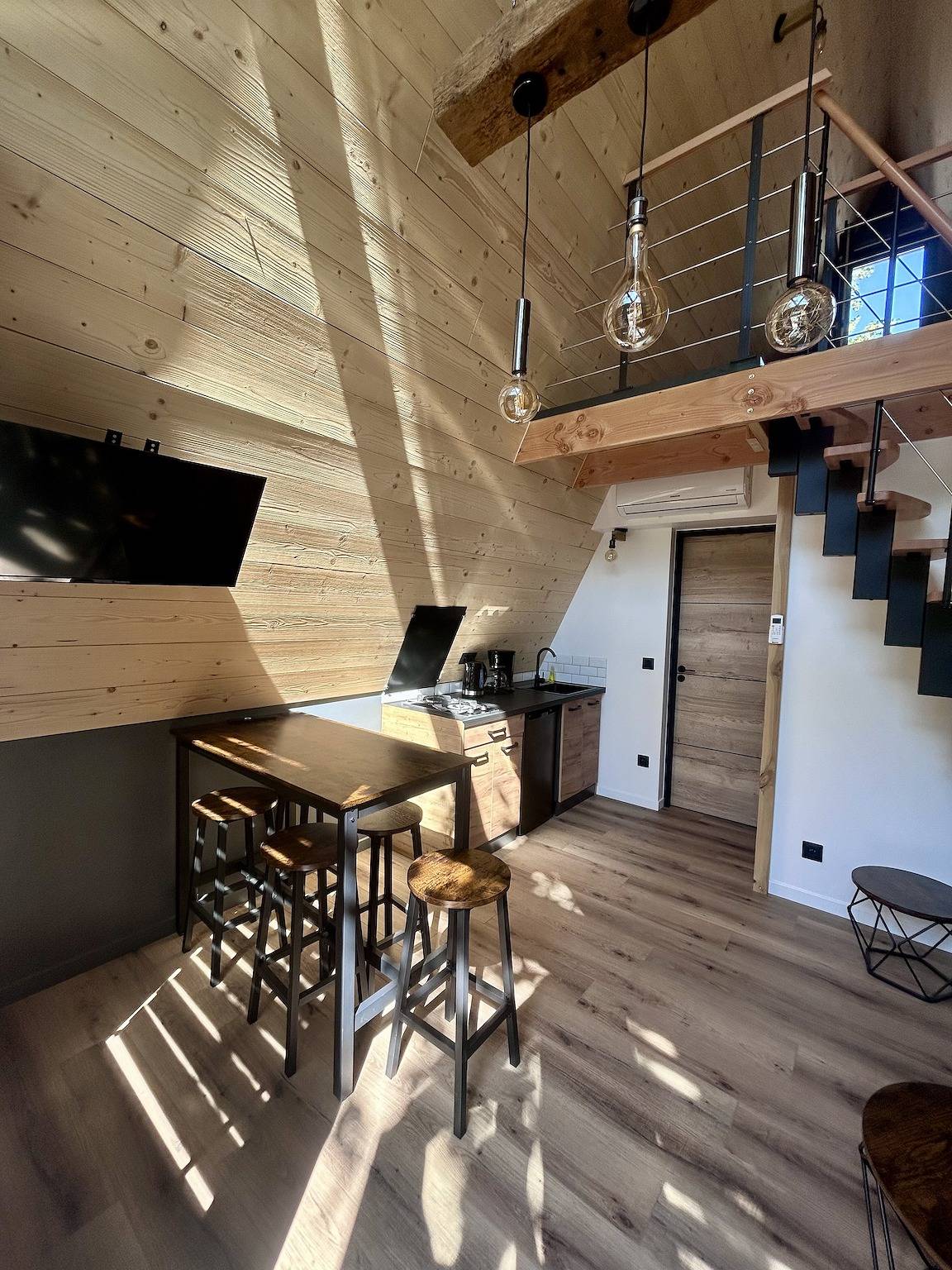 Maison en A avec vue montagne, terrasse privée et Wi-Fi in Touët-sur-Var, Région de Nice