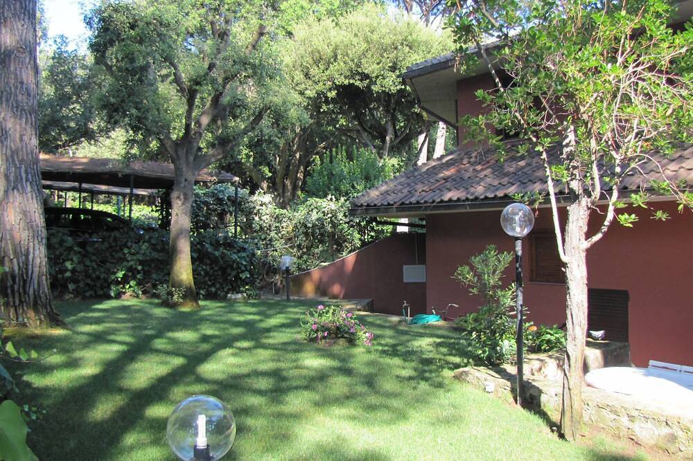 Vier-Familien-Villa mit Garten im Herzen des Pinienwaldes in Castiglione della Pescaia, Grosseto Provinz