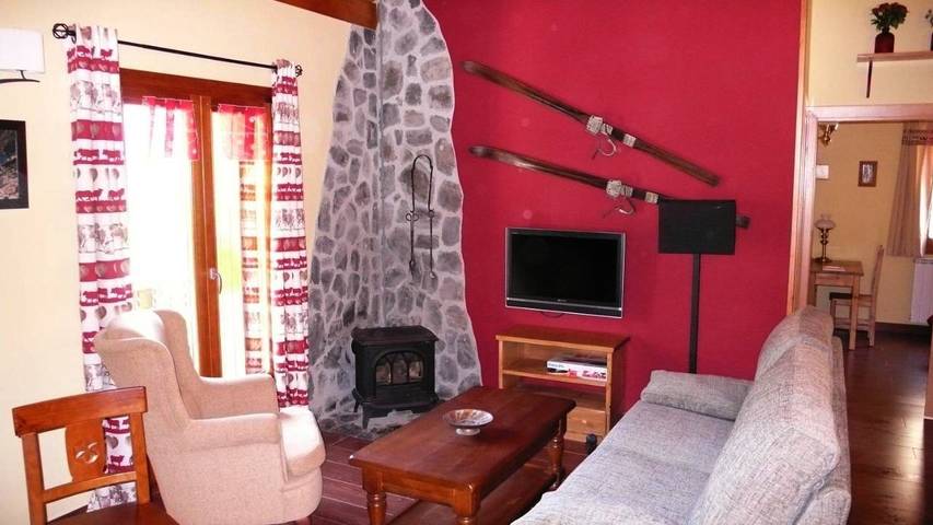 Gîte pour 3 personnes, avec vue ainsi que terrasse et piscine, animaux acceptés à Alins - 3