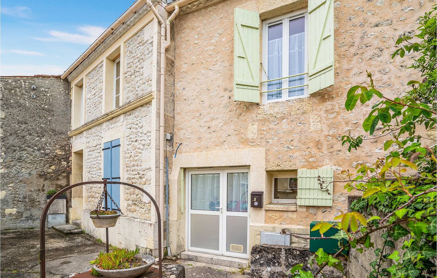 Acogedor Mortagne Apt: WiFi, TV, Congelador y Ciudad Cercana in Mortagne-sur-Gironde, Saintes region