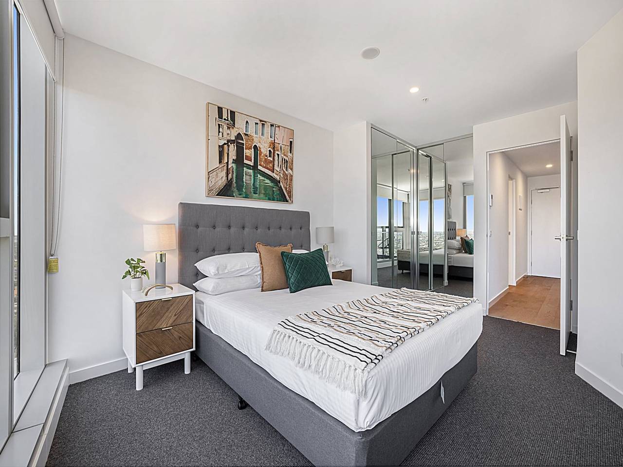 Entire apartment, High-Rise Balcony Unit with City Views, Gym, Pool in Melbourne, Moonee Valley City