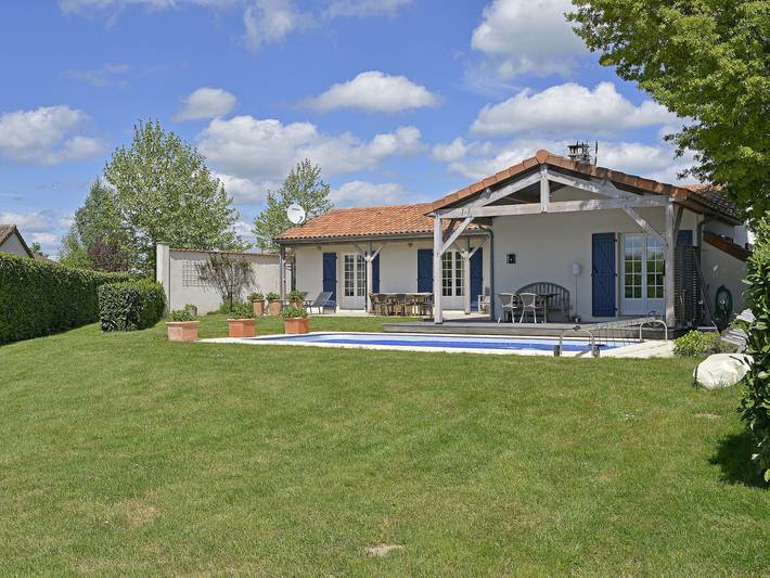Villa for 4 people, with Terrace and Garden as well as Pool in Poitou-Charentes