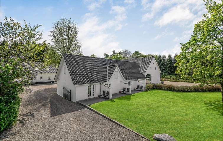 Ferienhaus für 32 Personen, mit Whirlpool und Sauna sowie Garten - 1