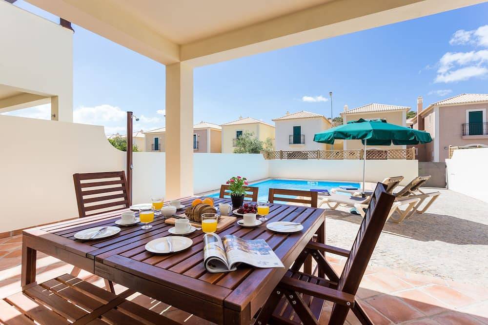 Family-friendly villa has private pool, short walk to Burgau Beach in Praia do Burgau, Naturpark Südwest-Alentejo und Costa Vicentina