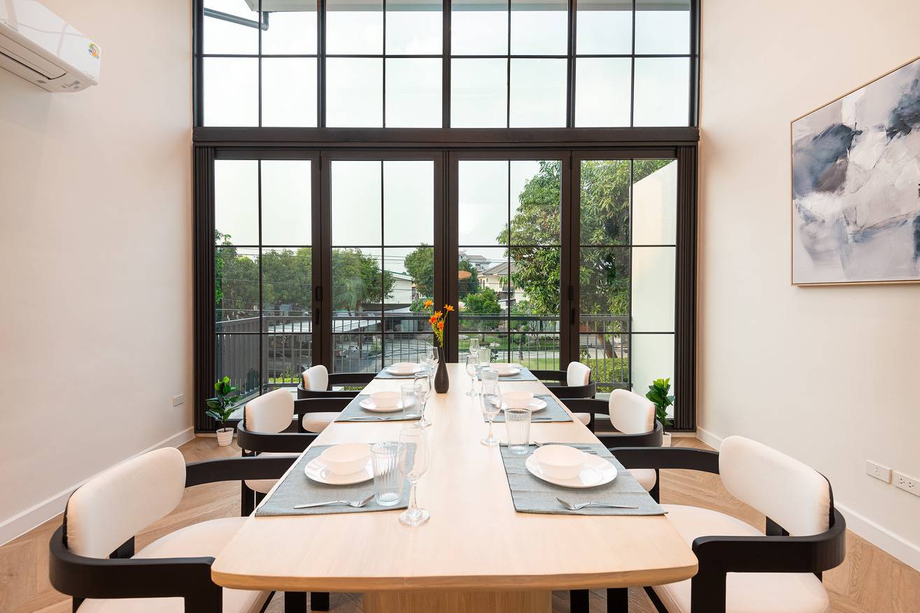 Stilvolles 5-Zimmer-Poolhaus & Theater - 2 Minuten zum Bts in Watthana District, Bangkok