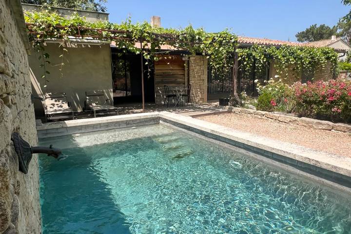 Location de vacances pour 2 personnes, avec jardin ainsi que terrasse et piscine, animaux acceptés à Lagnes - 3