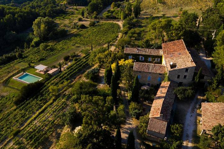Chambre d’hôte pour 2 personnes, avec Terrasse ainsi que Jardin et Piscine dans Dentelles de Montmirail