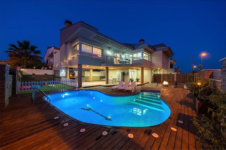 Maison de vacances pour 8 personnes, avec Balcon et Jacuzzi ainsi que Terrasse et Jardin à Reus
