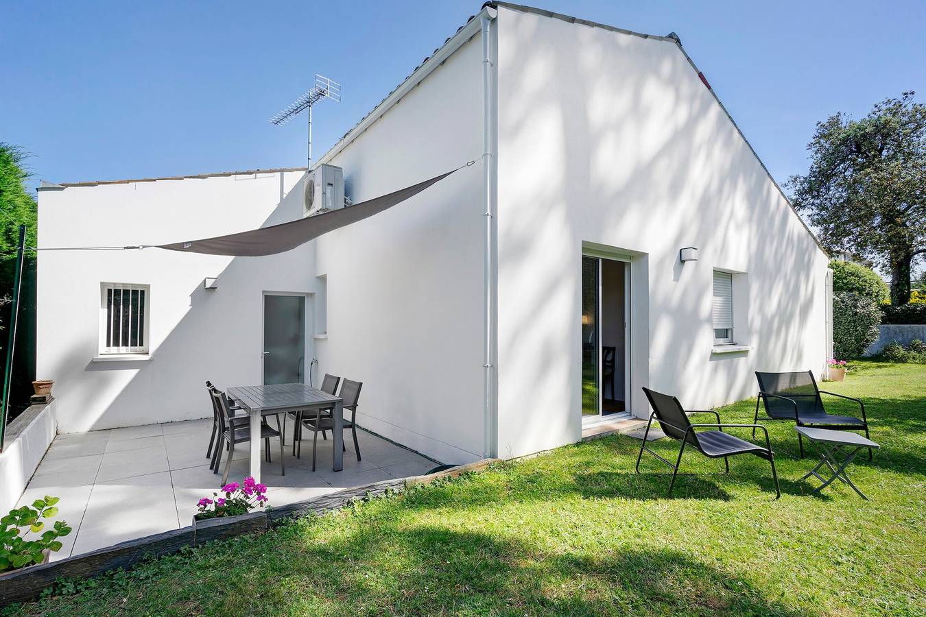 Chambre cosy avec terrasse et piscine – Petit-déjeuner offert in Saint-Palais-sur-Mer, Côte de Beauté