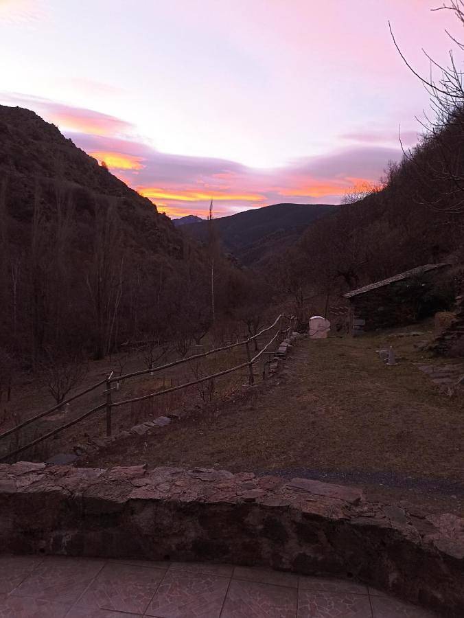 Location de vacances pour 2 personnes, avec jardin ainsi que terrasse et vue à Ayguatébia-Talau