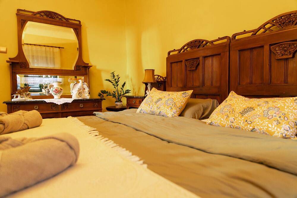 Cozy 3-bedroom farmhouse surrounded by a vibrant garden full of plants. in Osijek-Baranja