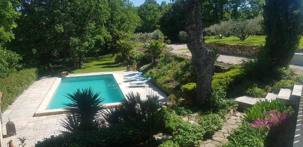 Location de vacances pour 4 personnes, avec Terrasse et Jardin ainsi que Piscine et Vue à La Tour-d'Aigues