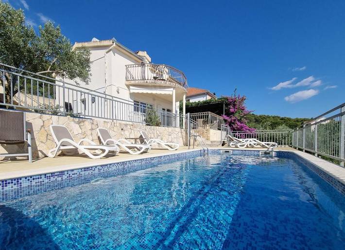 Villa für 10 Personen, mit Garten und Ausblick sowie Pool in Trogir