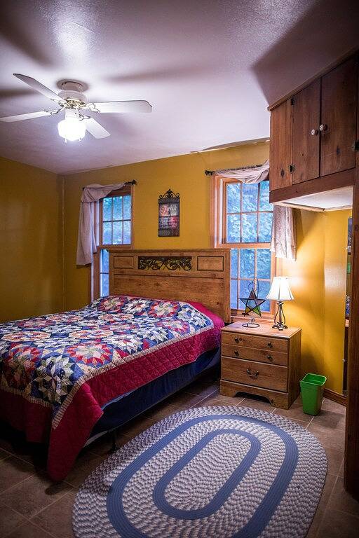 In der Nähe von Wanderwegen, Bächen, Flüssen und der Innenstadt von Decorah. in Winneshiek County