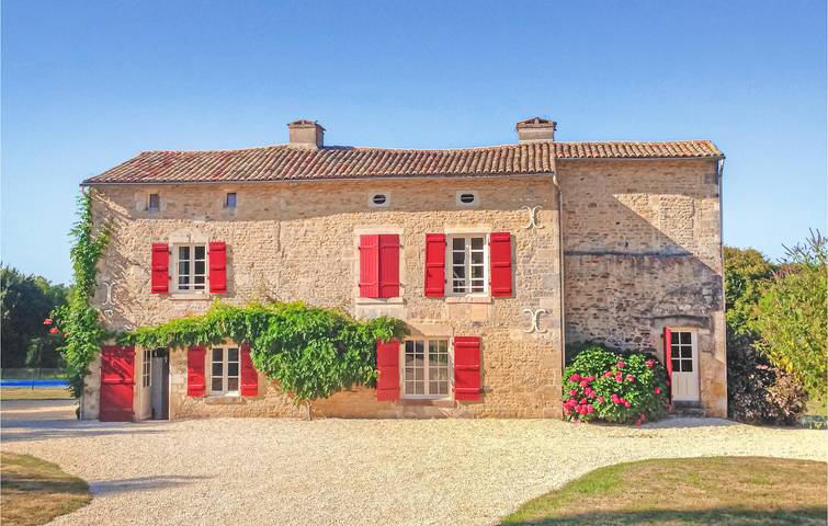 206 m² große Wohnung mit Parkplatz, TV, Pool und Fluss in der Nähe in Saint-Maixent-de-Beugné, Niort und Umgebung
