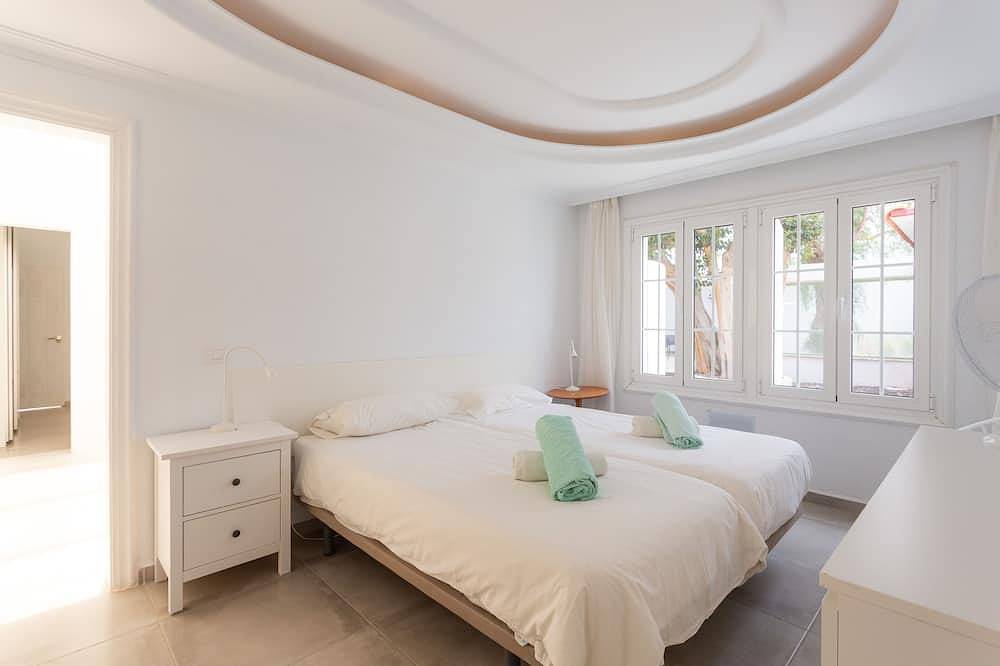 Villa Alamos Park, Golf Del Sur - Huge 10 bed villa with private pool in Oasis del Sur, San Miguel de Abona