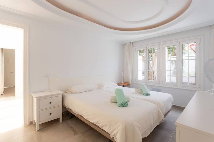 Villa Alamos Park, Golf Del Sur - Huge 10 bed villa with private pool in Oasis del Sur, San Miguel de Abona