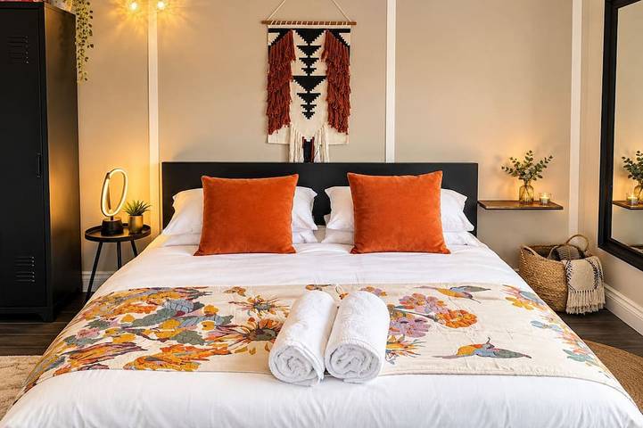 Secluded Lodge at the top of the garden. Free Parking, Dog Friendly £20 per pet in Brighton, Sussex