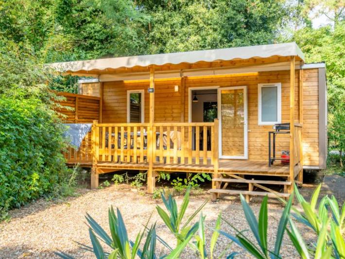 Camping pour 4 personnes, avec piscine et terrasse, animaux acceptés