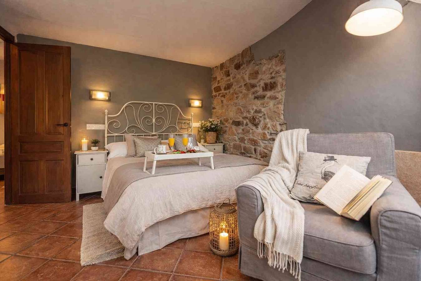 Apartamento entero, Apartamento 'El Ablanu, bañera de hidromasaje y vistas' con vistas a la montaña, terraza y Wi-Fi in Proaza, Cordillera Cantábrica