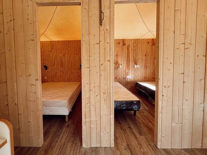 Flower Camping Innature  - Lodge 4 personen - Lodge 25 m² – 2 Schlafzimmer + integrierte Terrasse, für 4 Personen in Arques (Aude), Regionaler Naturpark Corbières-Fenouillèdes