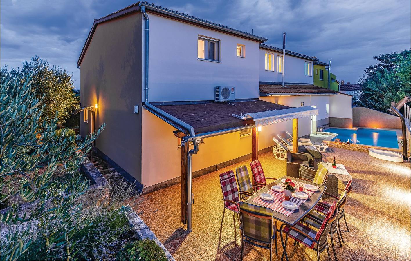 Modernes Apartment mit Pool und Terrasse, 2 km vom Strand Duga Uvala entfernt in Marčana, Südküste Istrien