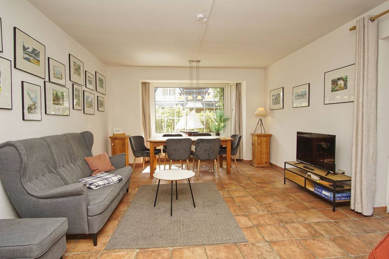 Ganze Wohnung, Großzügige Ferienwohnung mit Terrasse und Garten im ruhigen Landhaus Wildrose in Pantow, Zirkow