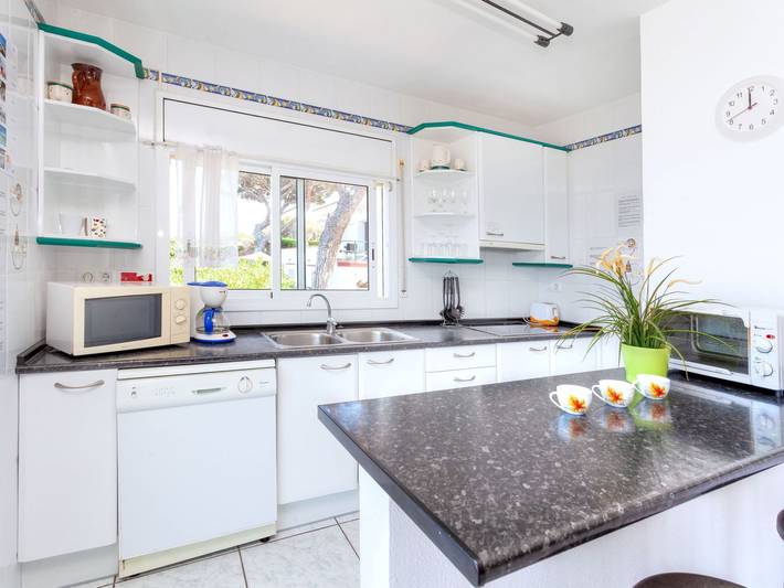 Location de vacances pour 9 personnes, avec vue et terrasse ainsi que jardin et bassin pour enfant à Llançà - 3