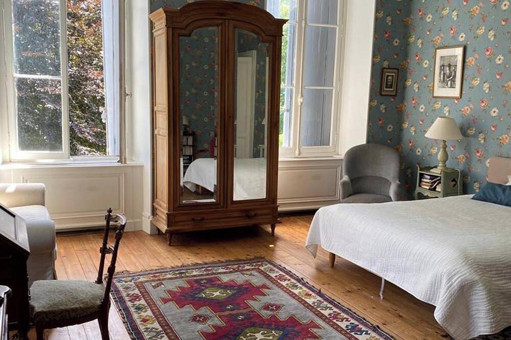 Homerez - Majestic Manor in Chaniers with Private Pool in Chaniers, Saintes region