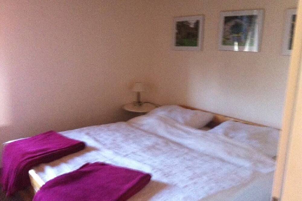 Ganze Wohnung, Ferienhaus mit 2 Schlafzimmern, Kaminofen, Terrasse und Garten in Zandt, Ostbayern