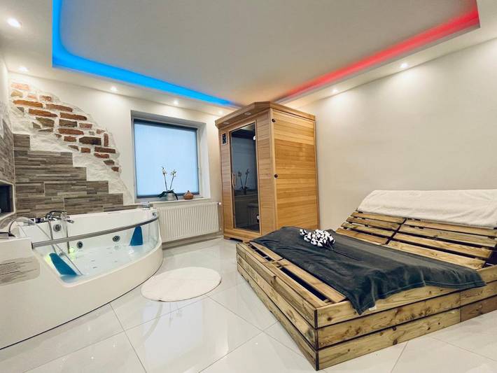 Ferienwohnung für 2 Personen, mit Whirlpool und Sauna sowie Garten