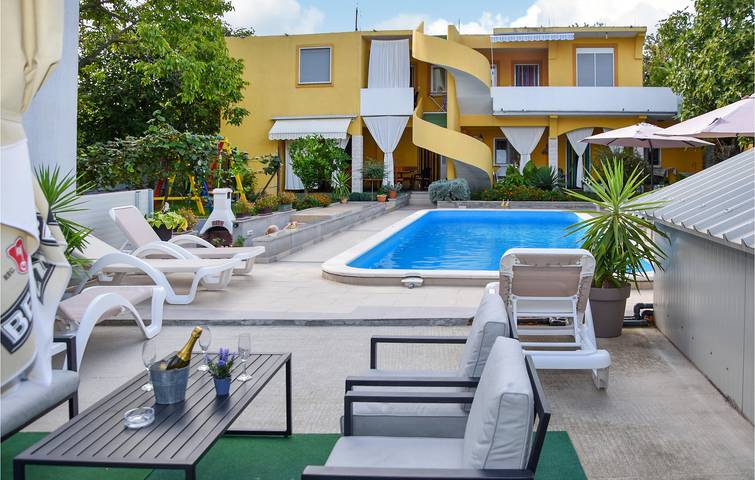 Ferienwohnung für 4 Personen, mit Terrasse in Pakostane - 2