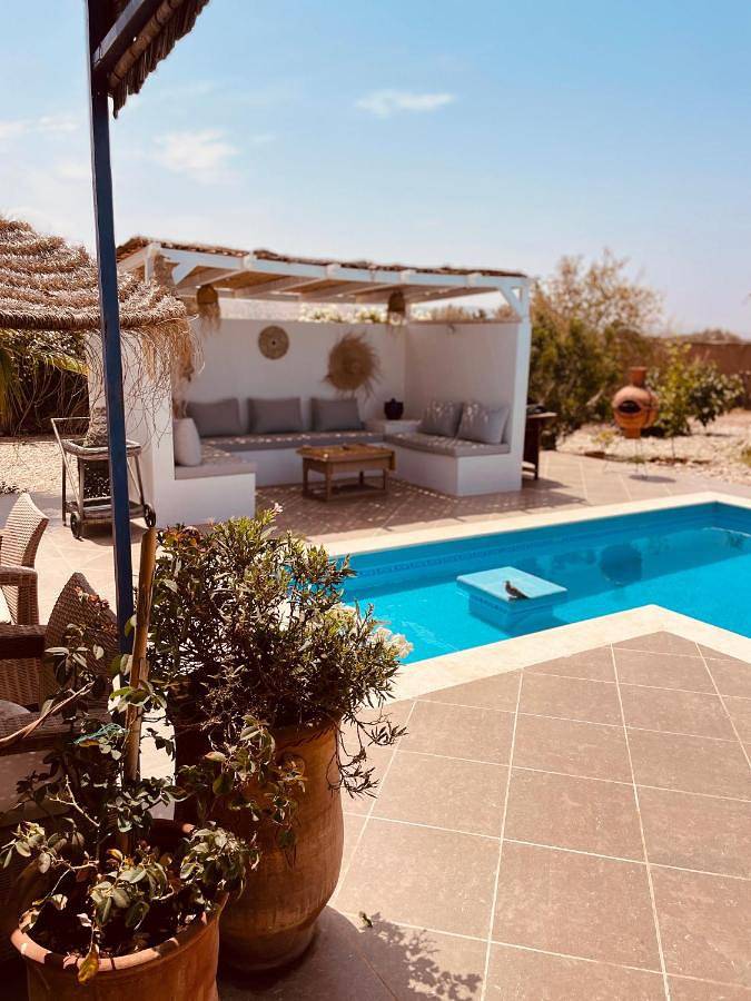 Chambre d’hôte pour 3 personnes, avec terrasse et vue ainsi que jardin et piscine dans Ounara