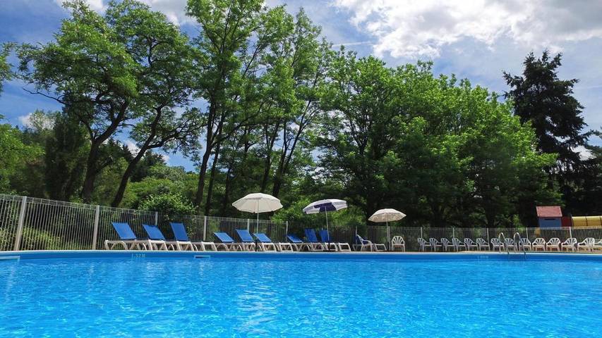 Parc de vacances pour 4 personnes, avec piscine et jardin en Auvergne - 2