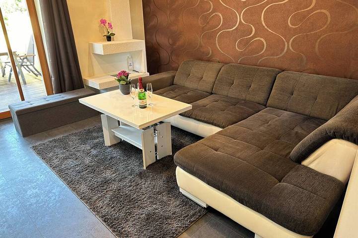 Ferienwohnung für 8 Personen, mit Whirlpool und Terrasse sowie Garten und Sauna in Cossebaude/Mobschatz/Oberwartha